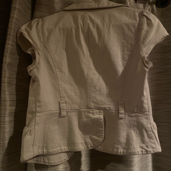 Tan button up short sleeve blazer top. - Picture 2 of 2